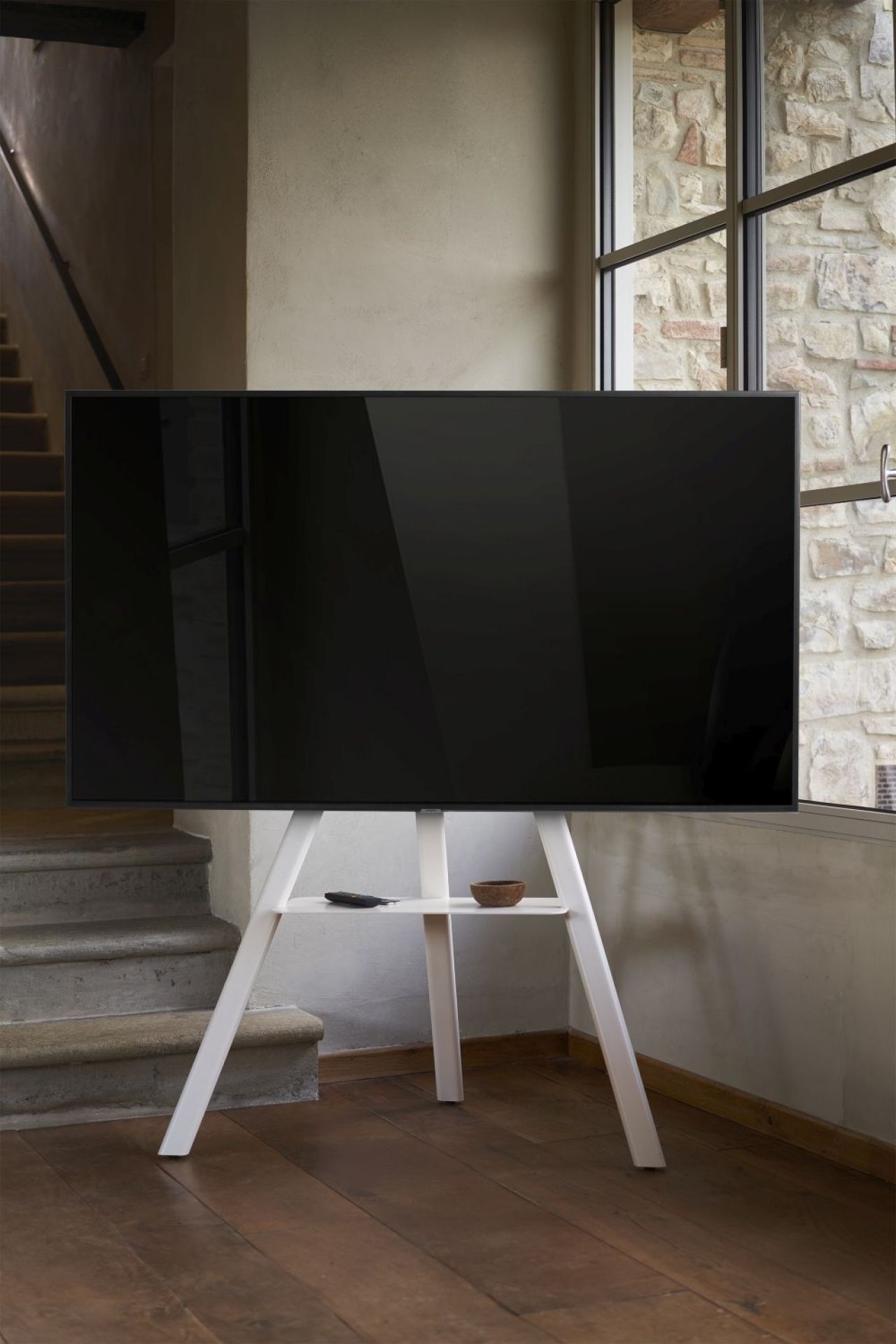 Cartesio TV-Ständer von Opinion Ciatti, weißes Holzgestell mit Ablage für Fernbedienung und Deko.