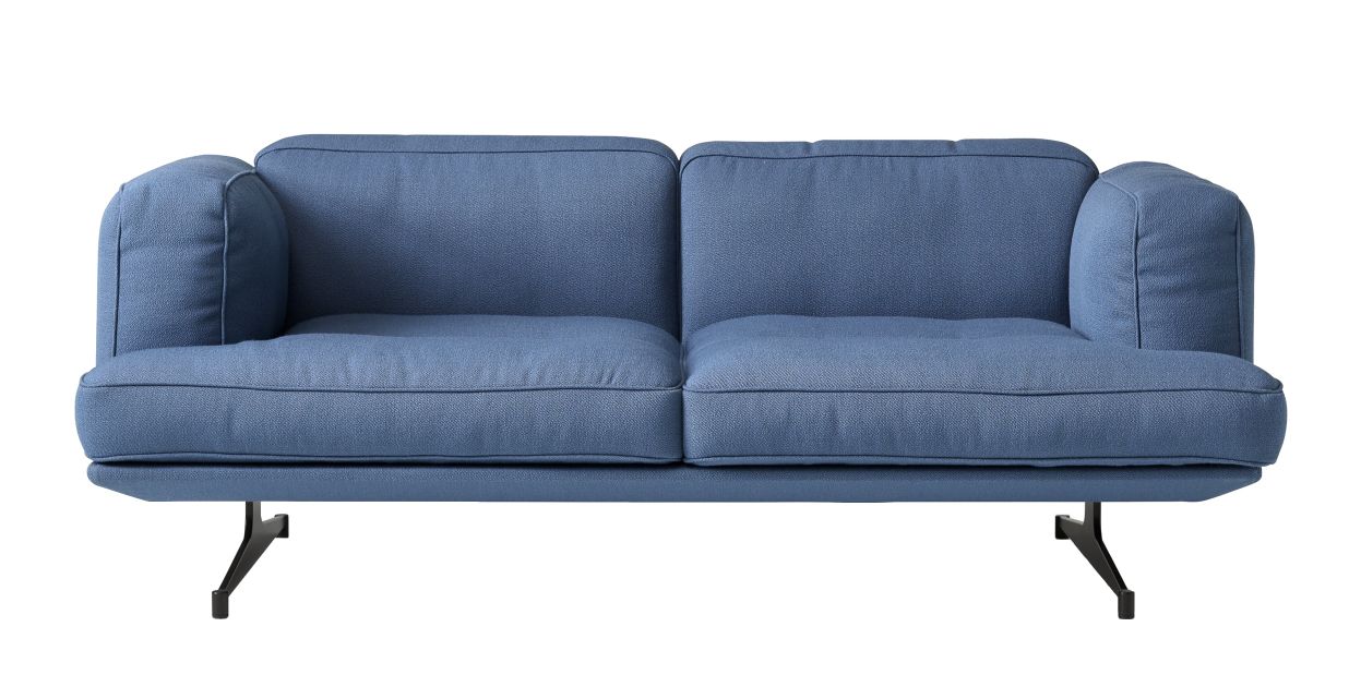AndTradition Inland Sofa AV22/AV23 in blauem Stoffbezug mit schwarzen Metallbeinen, modernes skandinavisches Design.