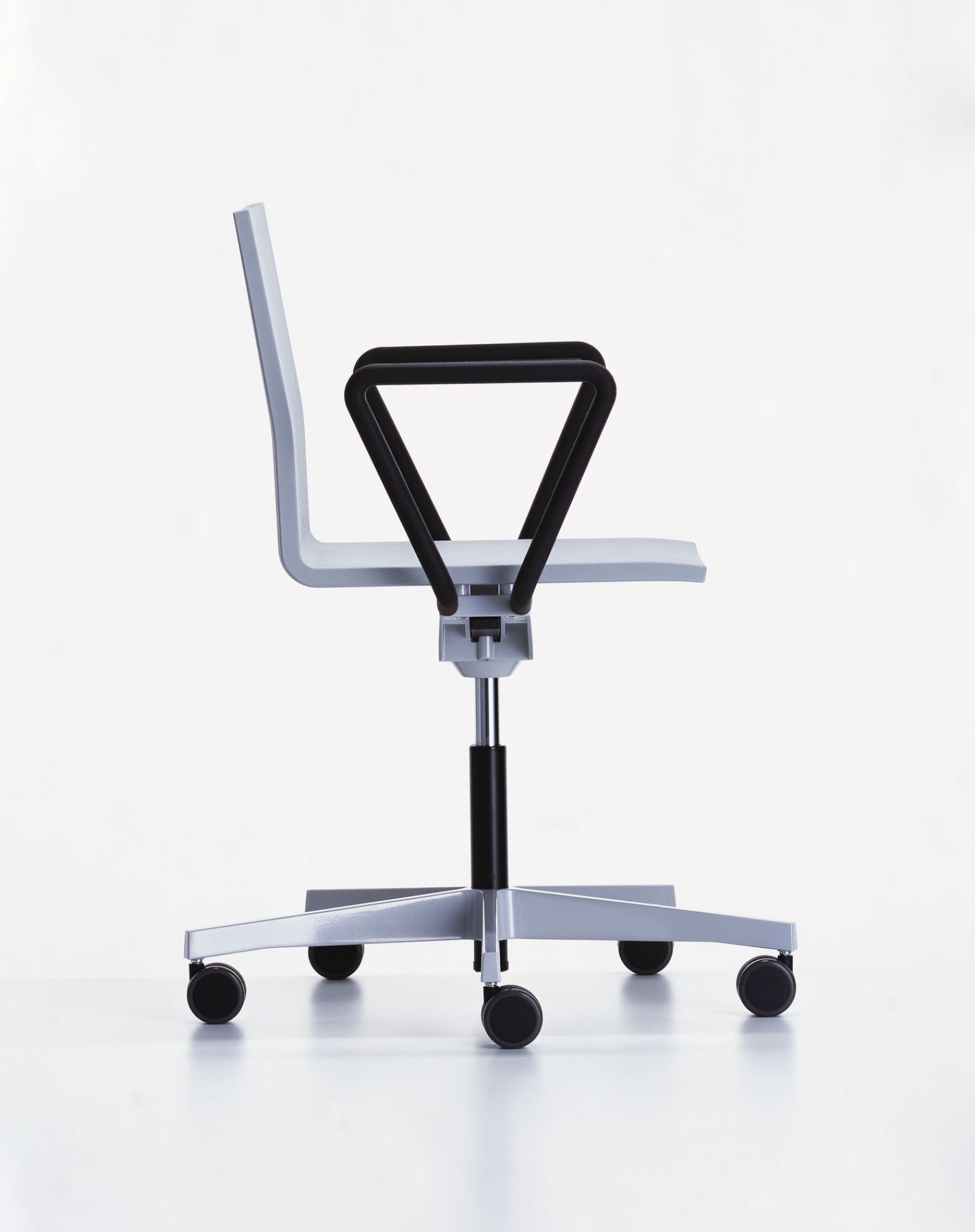 .04 Bürodrehstuhl von Vitra, seitliche Ansicht, graue Sitzfläche, schwarze Armlehnen und Rollen, ergonomisch.