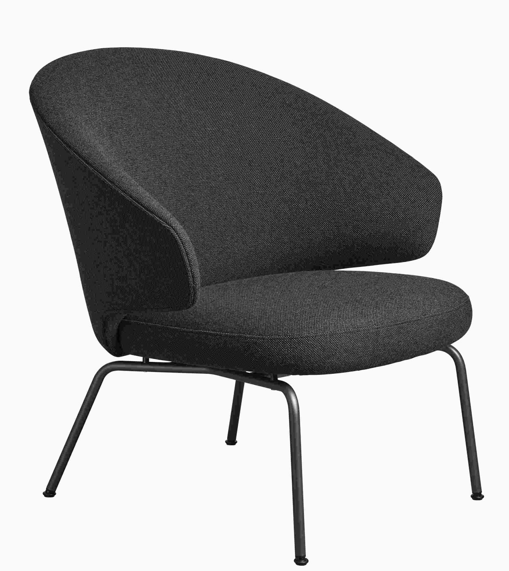 Dunkelgrauer Let Sessel von Fritz Hansen mit Stoffbezug und filigranem Metallgestell. Moderner Design Sessel.