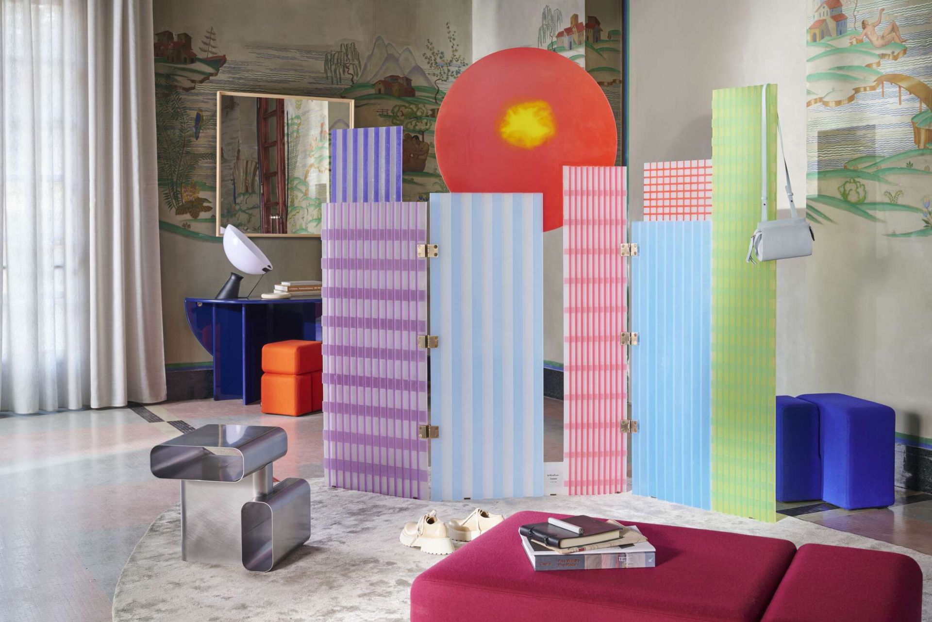 Farbenfroher Cassina Paravent "Tramonto a New York" mit Streifenmuster als Raumteiler im Interieur.