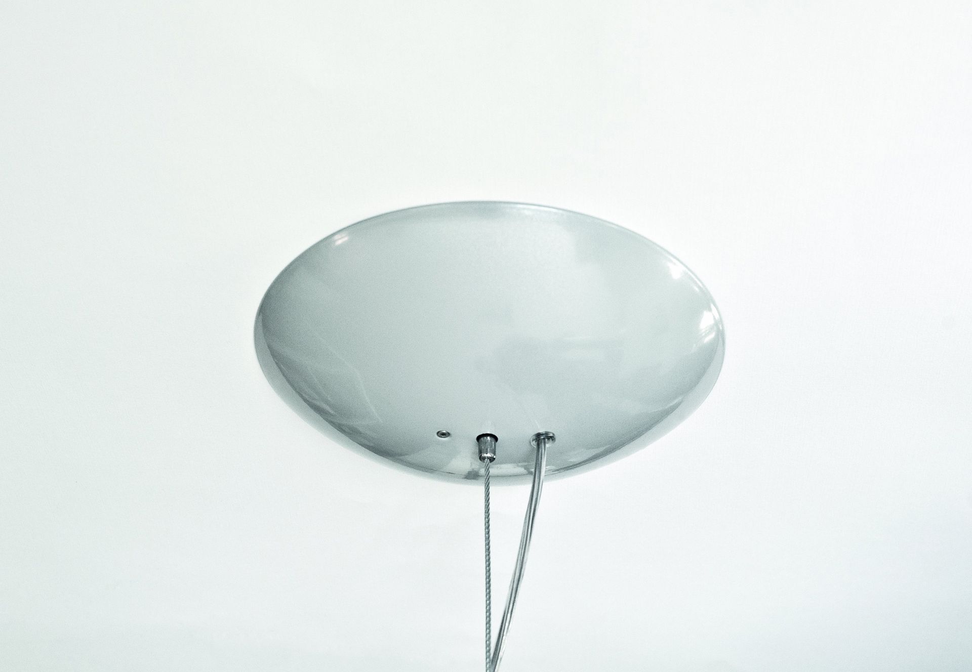 Nahaufnahme der modernen Foscarini PLASS Hängeleuchte mit runder Form und Halogen/LED-Beleuchtung.