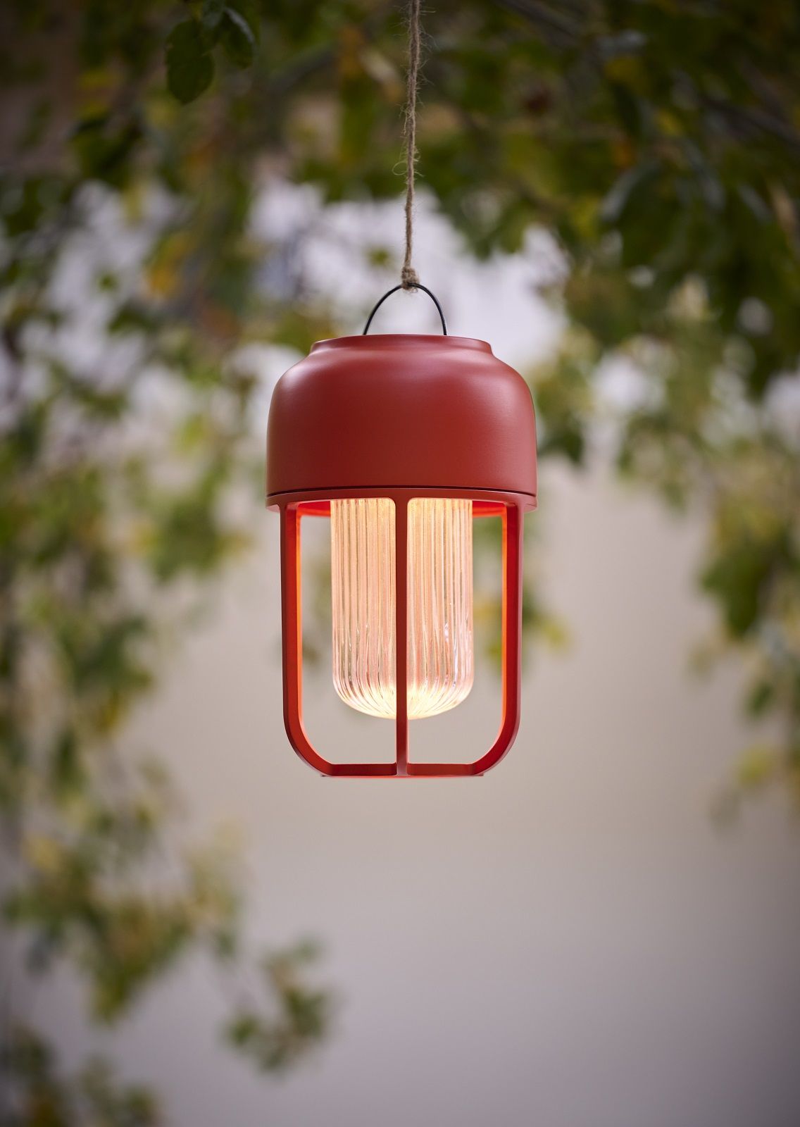 Houe LIGHT No.1 Akkuleuchte in Beige, solarbetrieben, für Innen und Außen, hängend.