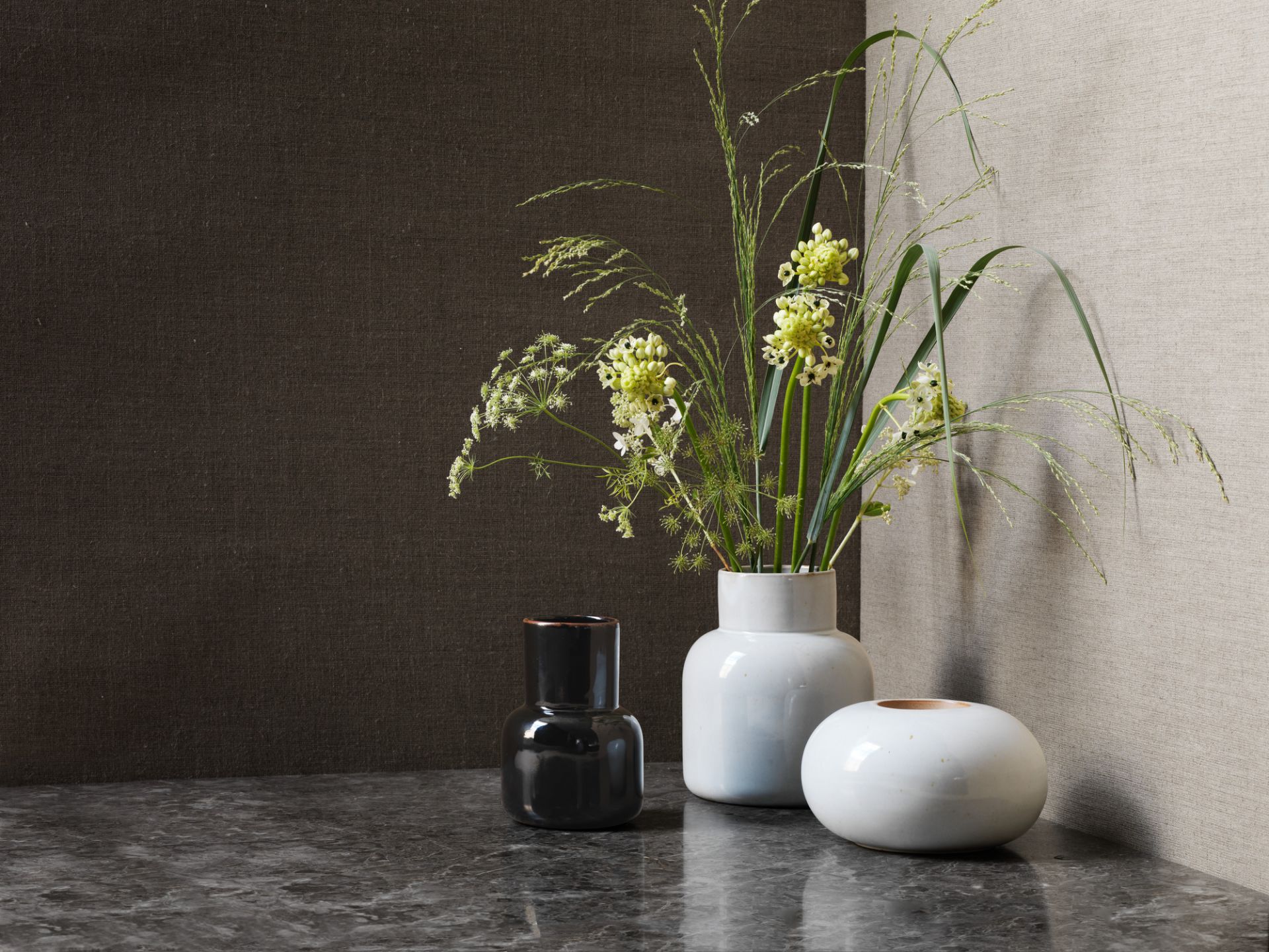 Keramik Vasen von Fritz Hansen, Stillleben mit Blumen, moderne Dekoration für Wohnzimmer und Tischdeko.