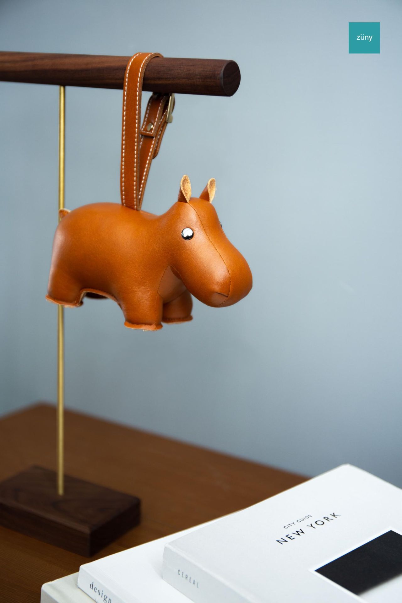 Detailaufnahme des Züny Bag Charm Taschenanhängers Hippo Tan, ein stilvolles Accessoire aus hochwertigem Kunstleder.