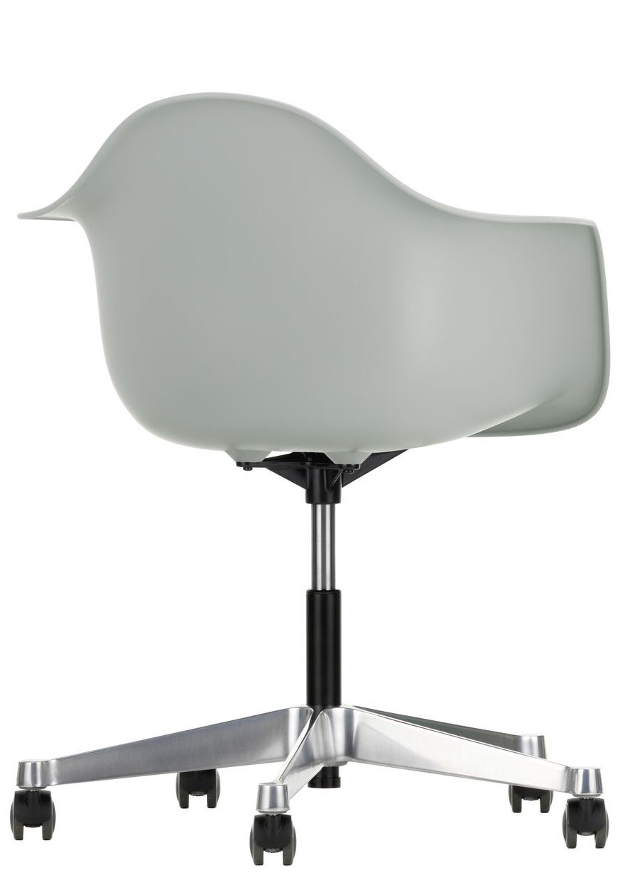 Detailaufnahme des Eames Plastic Arm Chair von Vitra, graue Sitzschale, Aluminiumfußkreuz mit Rollen.