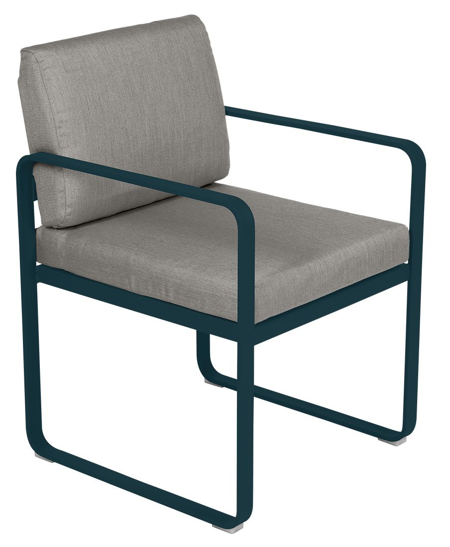 Bellevie Sessel von Fermob für den Außenbereich, graue Polster und petrolfarbenes Gestell, moderne Gartenmöbel.