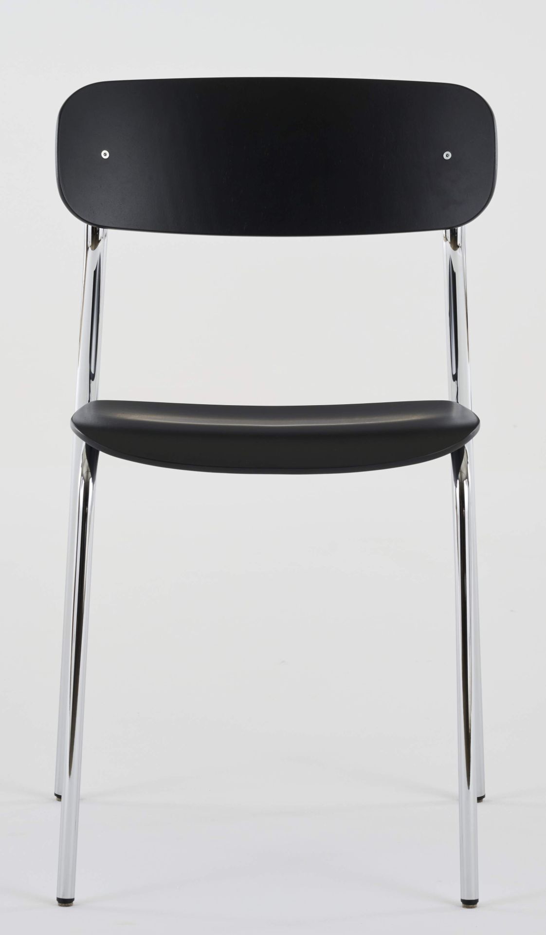 S 243 Stahlrohrstuhl von Thonet, ein minimalistischer Designklassiker mit schwarzer Sitzfläche und Rückenlehne, verchromtem Stahlrohrgestell.