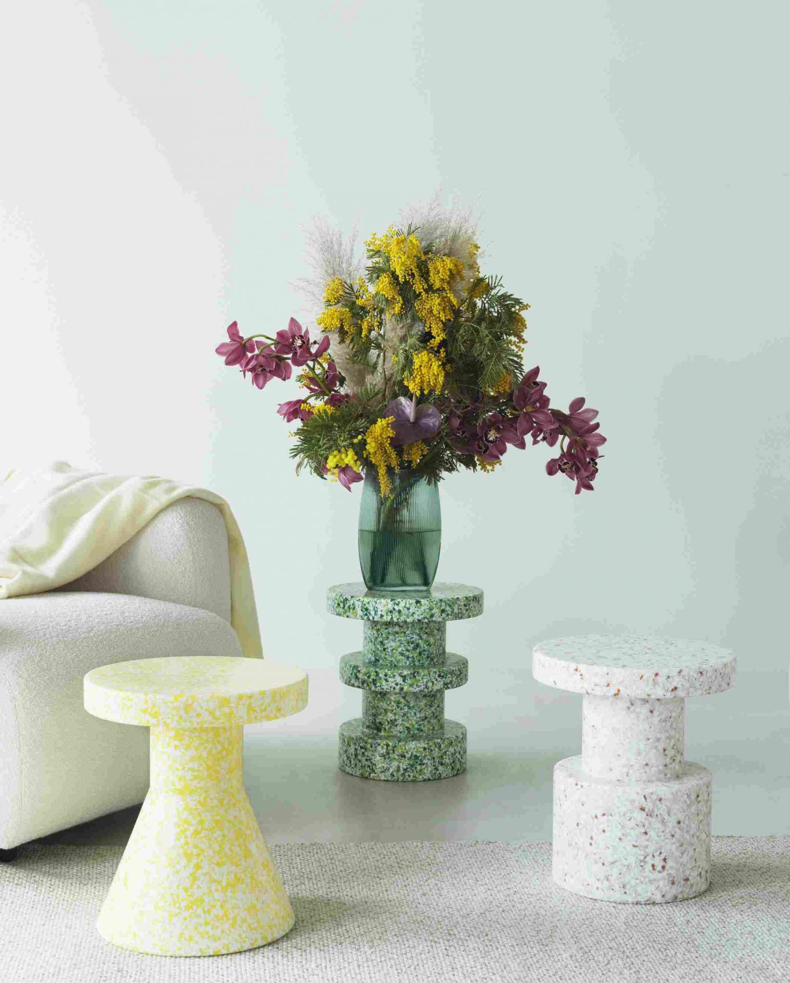 Drei Bit Stool Cone Hocker von Normann Copenhagen in Gelb, Grün und Weiß. Beistelltisch aus recyceltem Kunststoff.