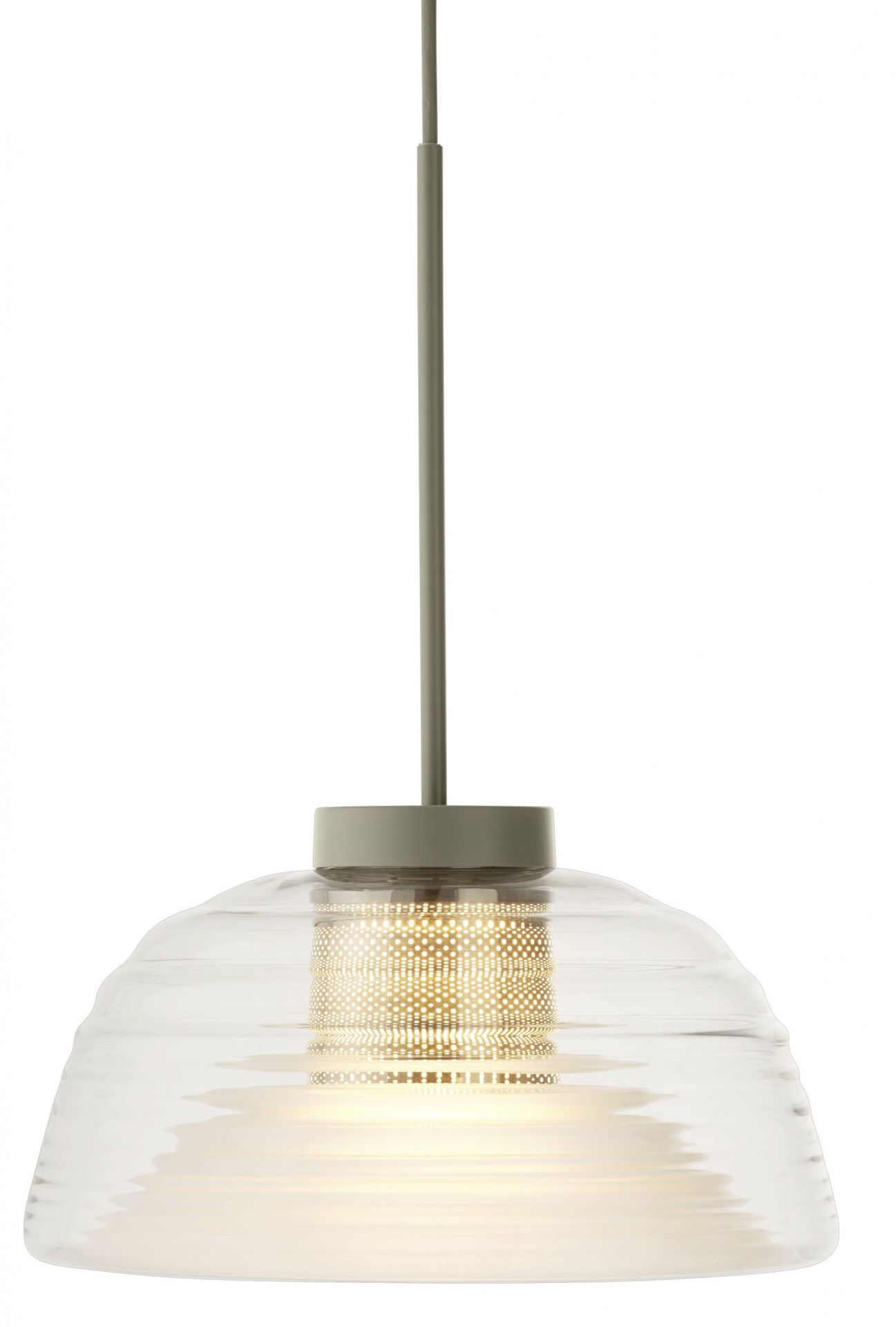 Nahaufnahme der Muuto Two-Layer Pendelleuchte mit transparentem Glasschirm und warmem Lichtschein.