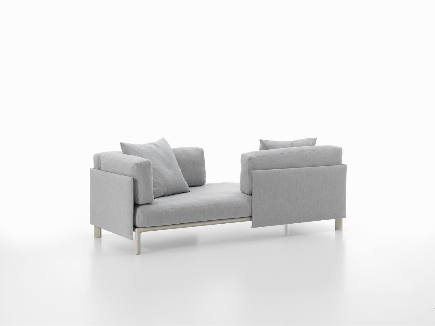 Graues Anagram Panel 90 cm von Vitra, modernes Sofa mit Kissen und minimalistischem Design.