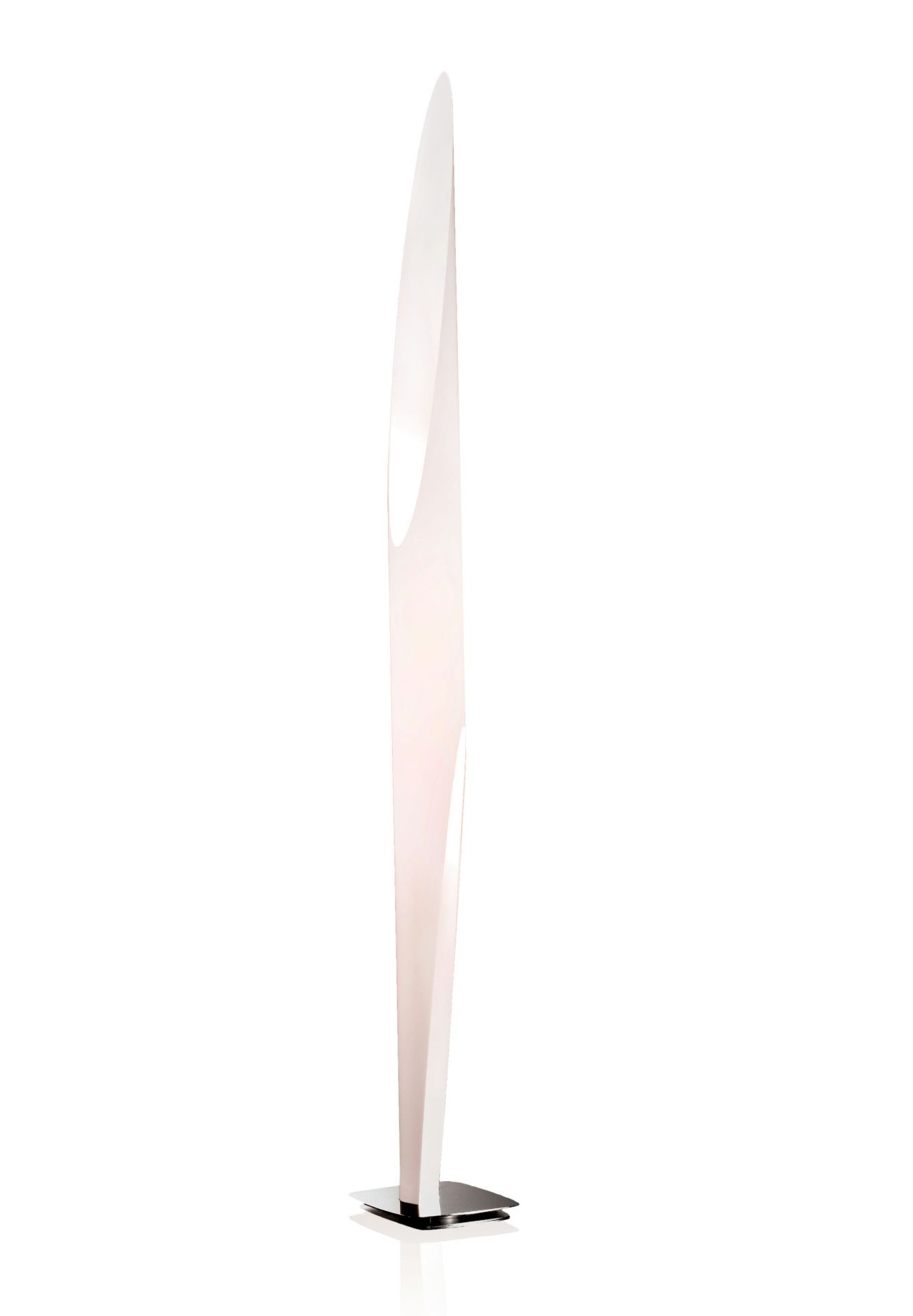 Weiße Shakti Stehleuchte von Kdln mit modernem Design und indirektem Licht.