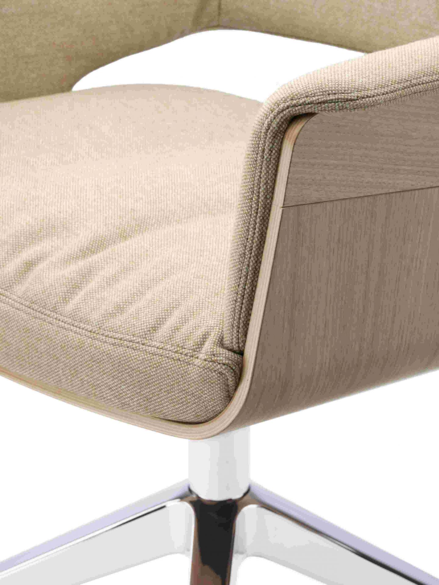Detailaufnahme des Thonet S 847 PVD Drehsessels mit beigem Stoffbezug und verchromtem Fußkreuz.