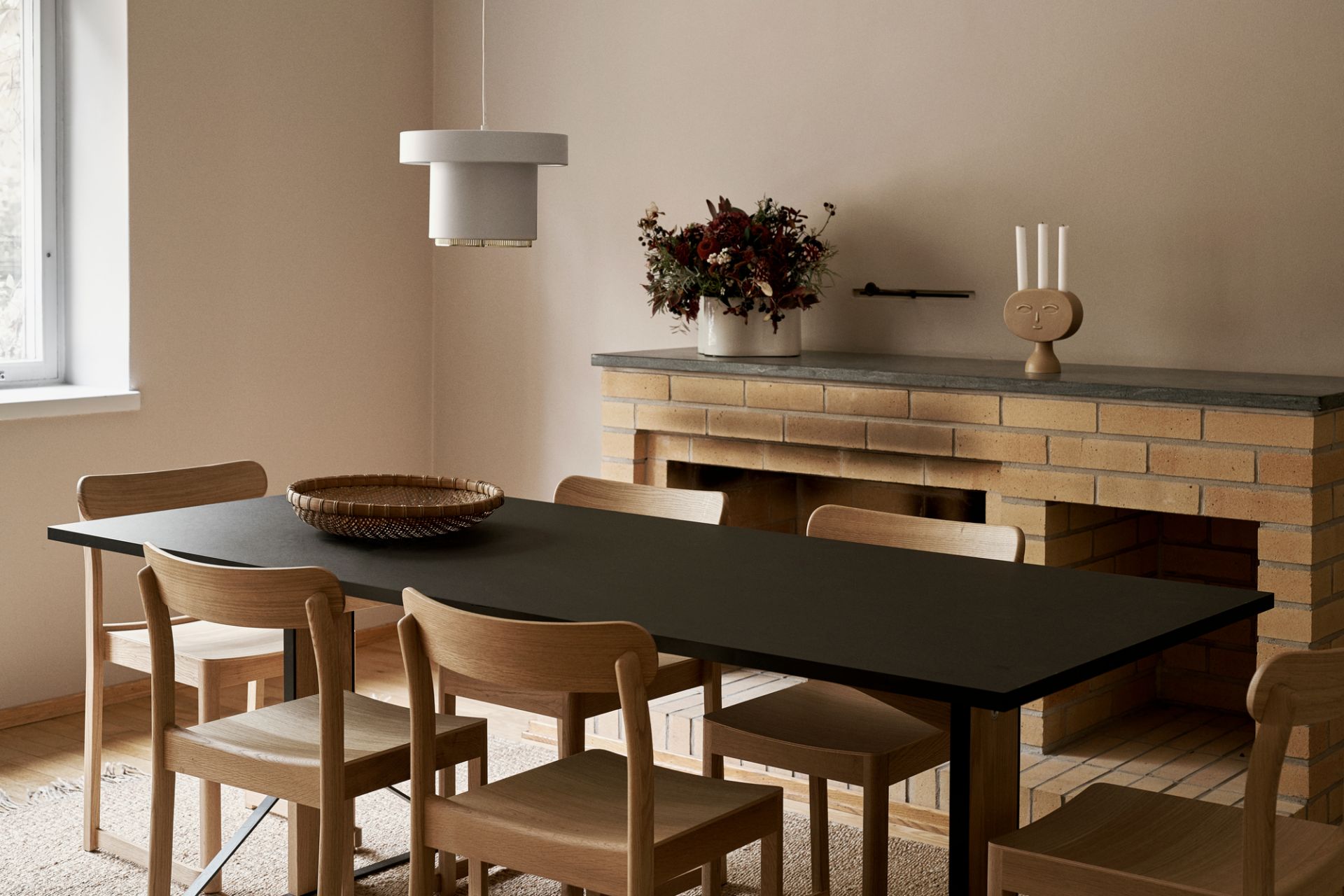 Esszimmer mit Esstisch, Holzstühlen und Artek A201 Pendant Light Pendelleuchte für stimmungsvolle Beleuchtung.