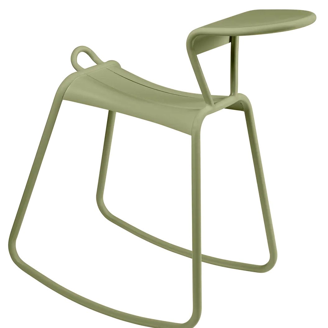 Adadesk Beistelltisch Wippe von Fermob in Salbeigrün, moderner Outdoor Tisch mit minimalistischem Design.