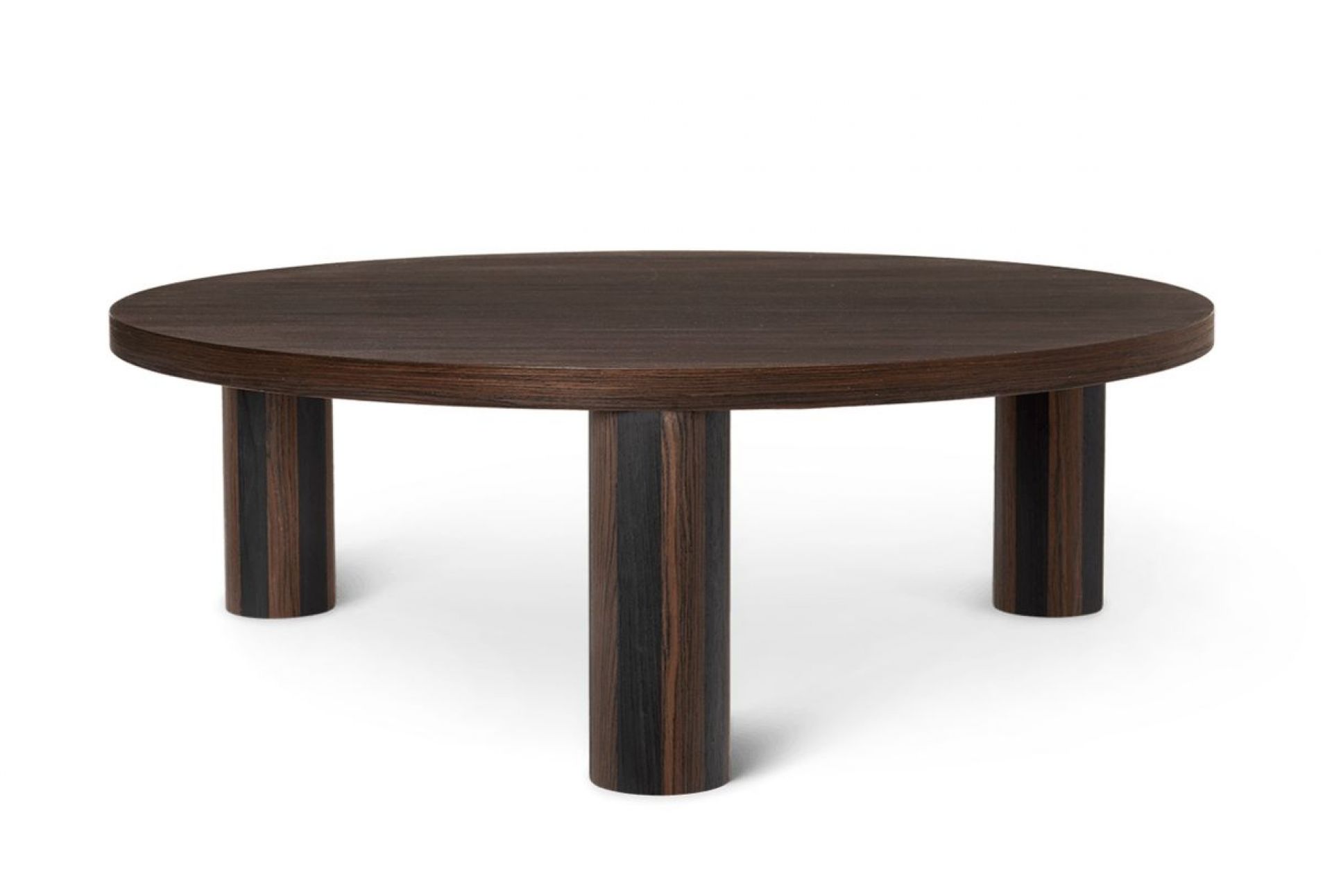 Runder, dunkler Holz-Kaffeetisch "Post" von Ferm Living mit drei zylindrischen Beinen.