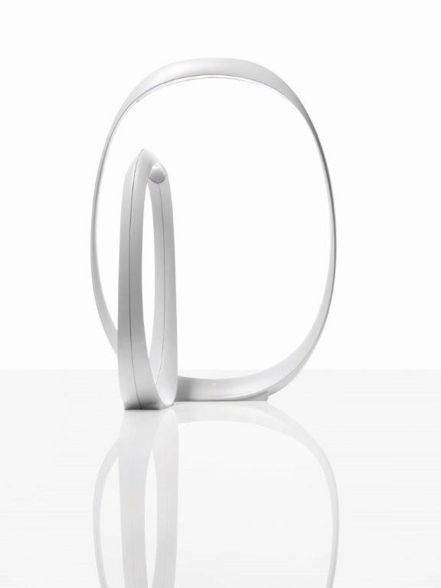 Weiße Anisha LED Tischleuchte von Foscarini, modernes Design für Wohnzimmer und Büro.