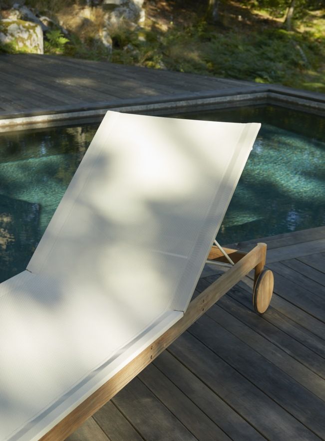 Pelagus Sonnenliege von Skagerak: Outdoor Liege aus Teakholz mit Rädern am Pool.