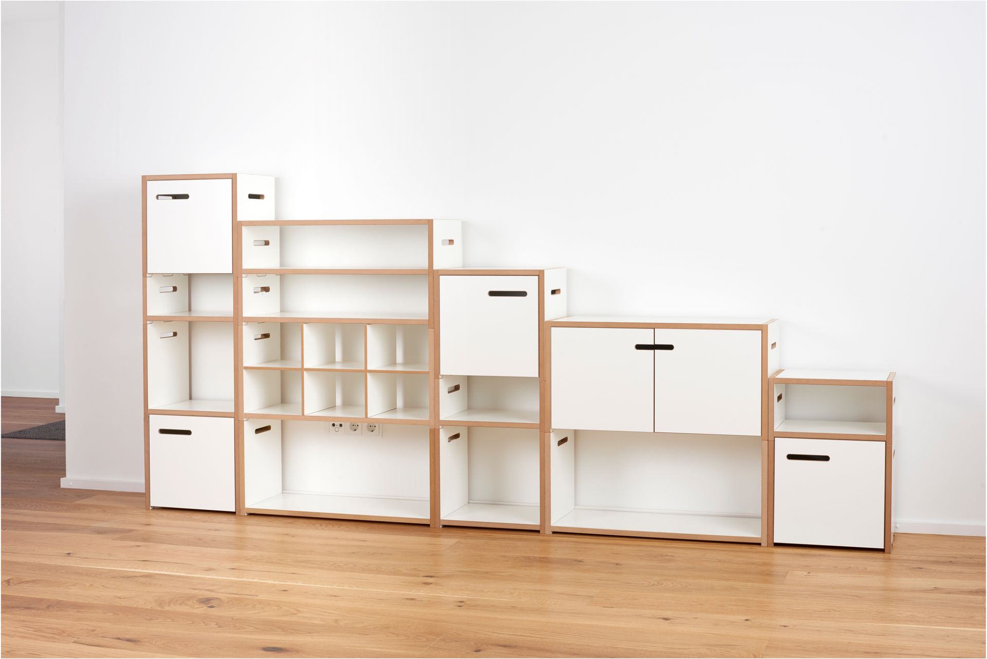 Tojo Hochstapler Regal Grundmodul in Weiß und Holz, flexibles modulares Regalsystem für Wohnzimmer.