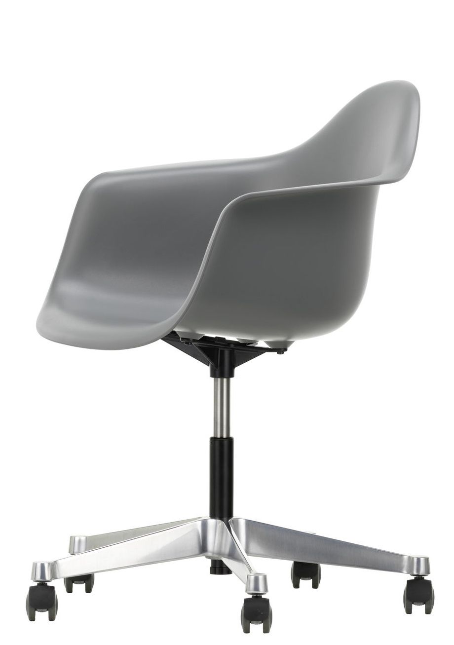 Grauer Eames Plastic Arm Chair PACC Stuhl von Vitra mit Rollen und Aluminiumfuß, seitliche Ansicht.