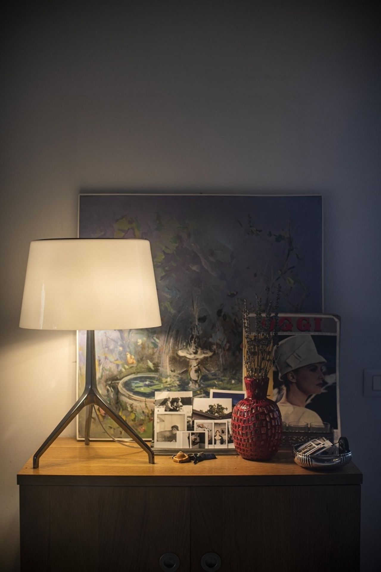 Lumiere Tischleuchte von Foscarini, modernes Design mit weißem Lampenschirm und Stativfuß.