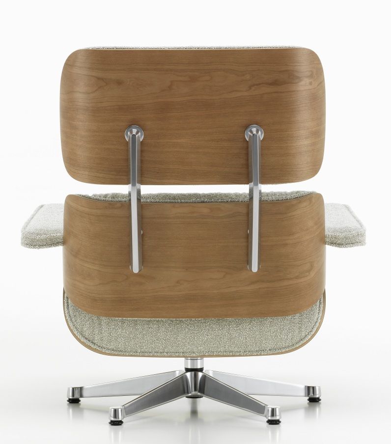 Rückansicht des Eames Lounge Chair Sessels mit Holzschale, grauem Stoffbezug und silbernem Fußkreuz.