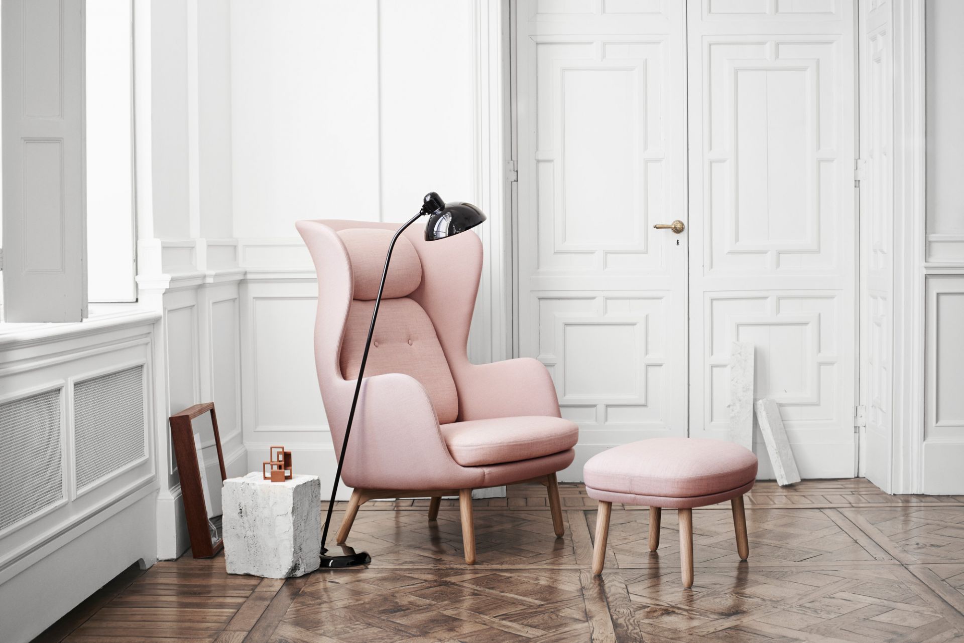 Schwarze 6556 F Stehleuchte von KAISER idell Fritz Hansen, hochglänzend, neben einem Sessel.