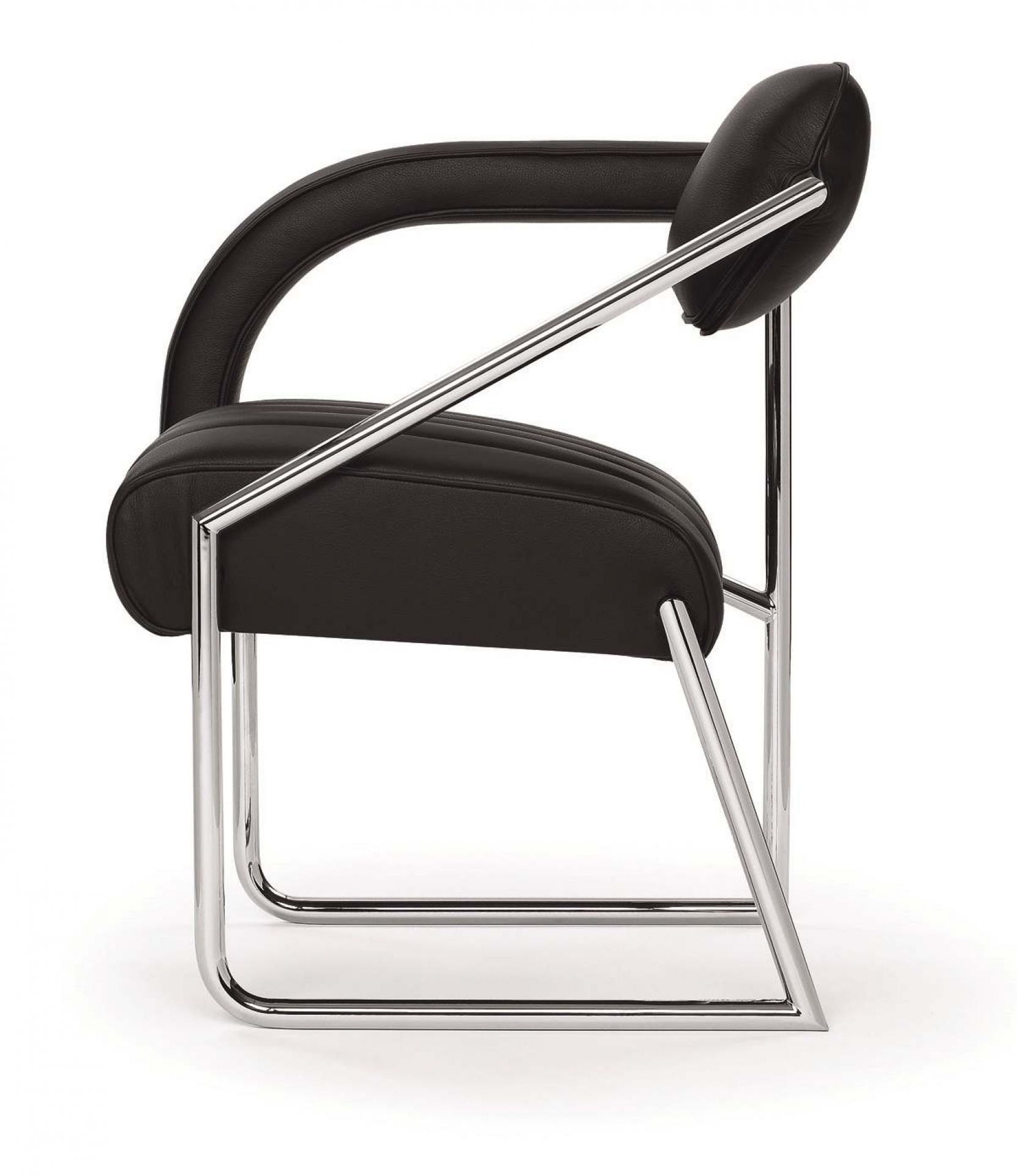 Schwarzer Design Sessel mit Chromgestell, Non Conformist Stil, modernes Möbelstück für Wohnzimmer.