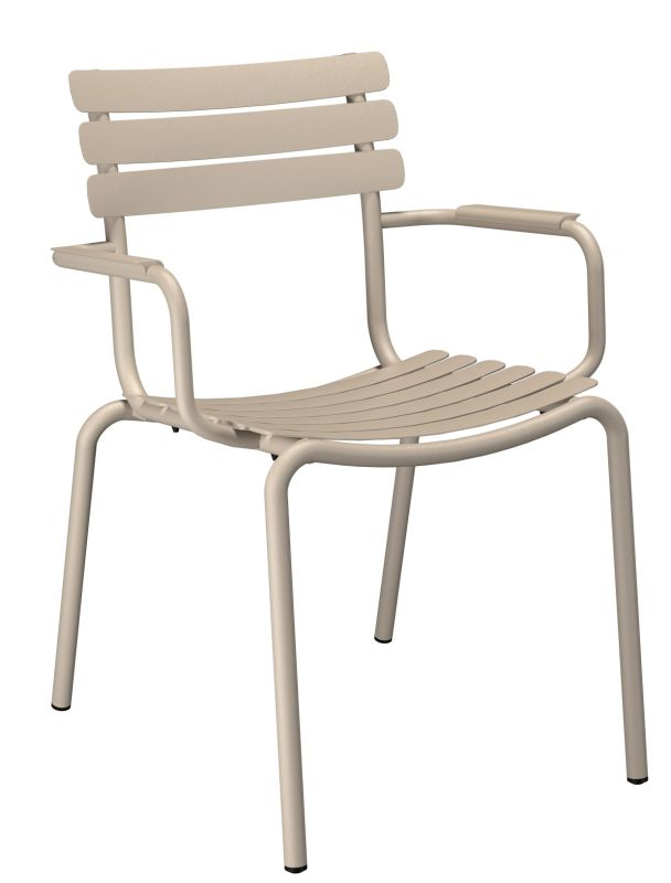 Alua Armrest Dining Chair: Beiger Outdoor Armlehnstuhl von Houe mit Lattenmuster für Garten und Terrasse.