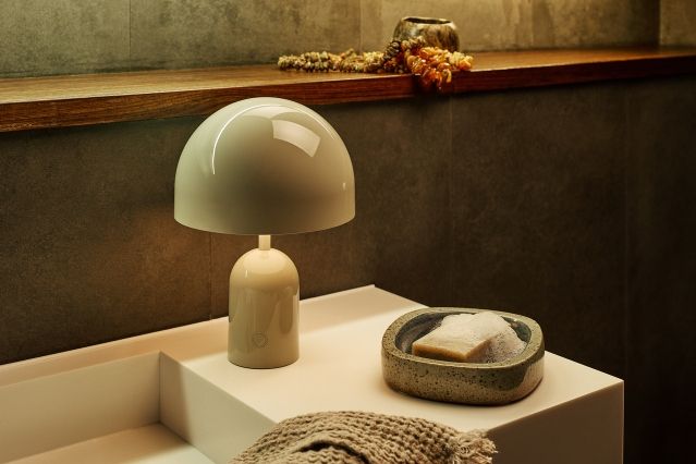 Nahaufnahme der Bell LED Akkuleuchte von Tom Dixon, eine moderne Tischleuchte in Kupferoptik.