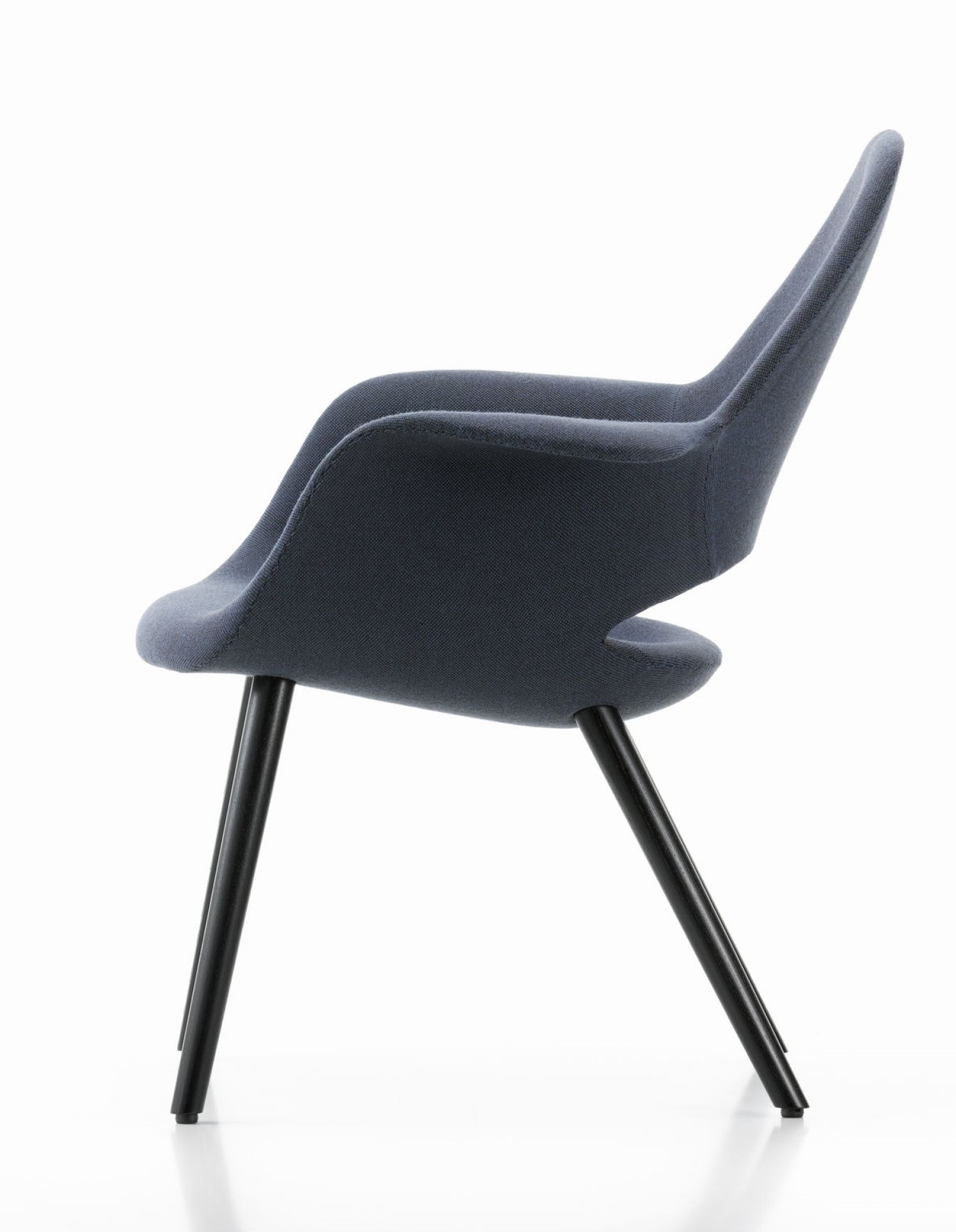 Blauer Organic Chair Stuhl von Vitra, Seitenansicht mit schwarzen Beinen auf weißem Hintergrund.