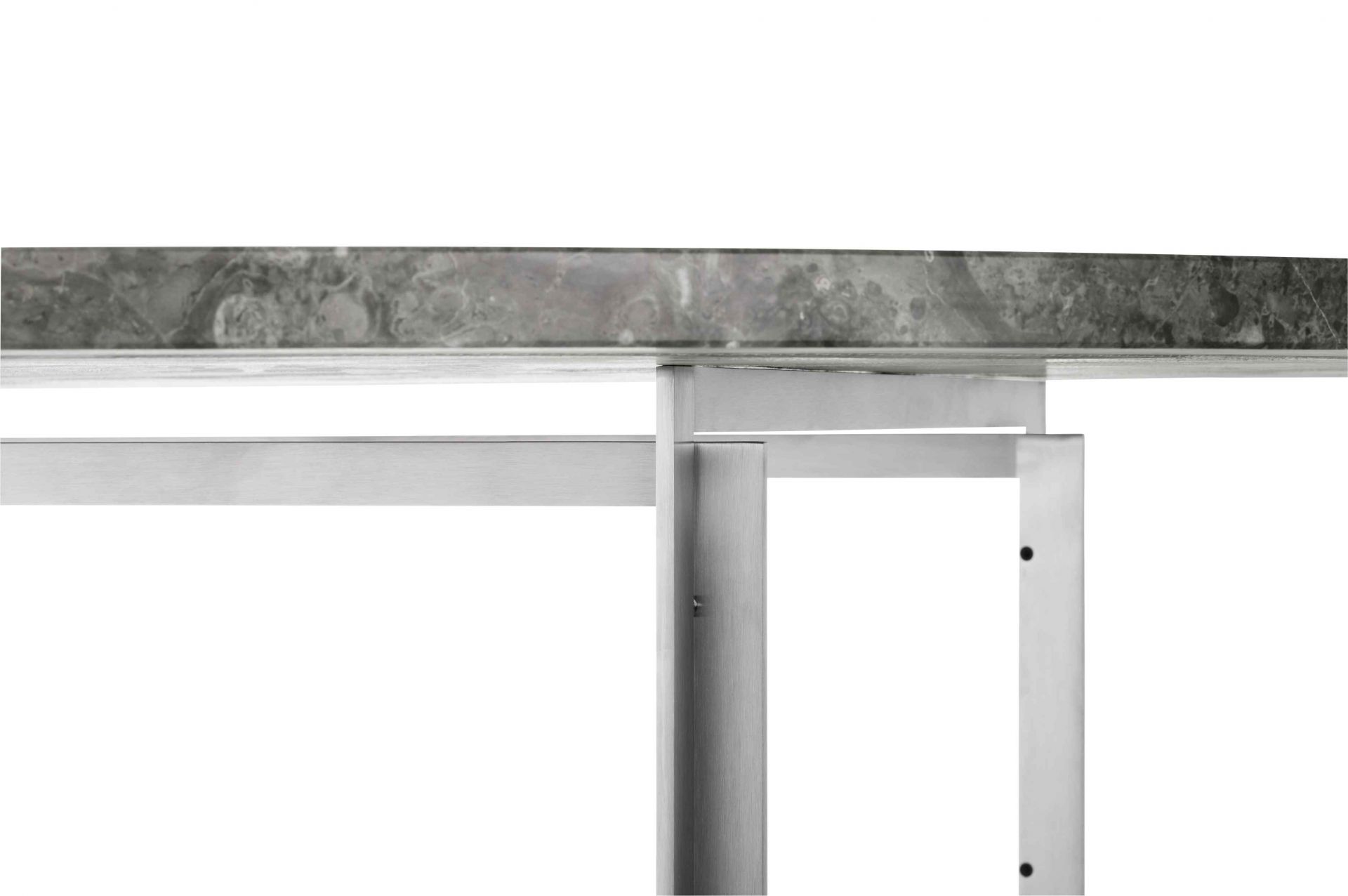 Detailaufnahme des Fritz Hansen PK54 Esstischs mit grauer Marmorplatte und gebürstetem Stahlgestell, modernes dänisches Design.