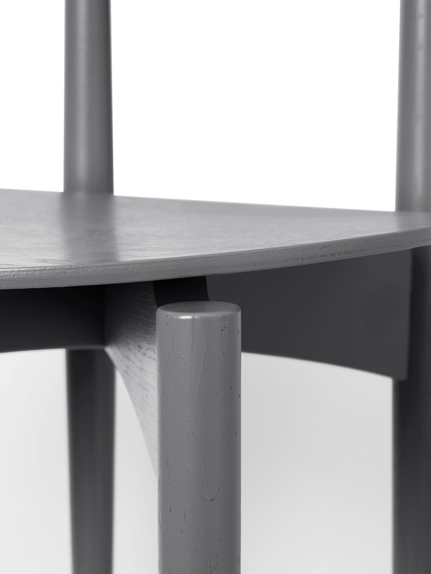 Detailaufnahme des Herman Esszimmerstuhls von Ferm Living mit schwarzem Holzgestell. Moderner Stuhl für Esszimmer.
