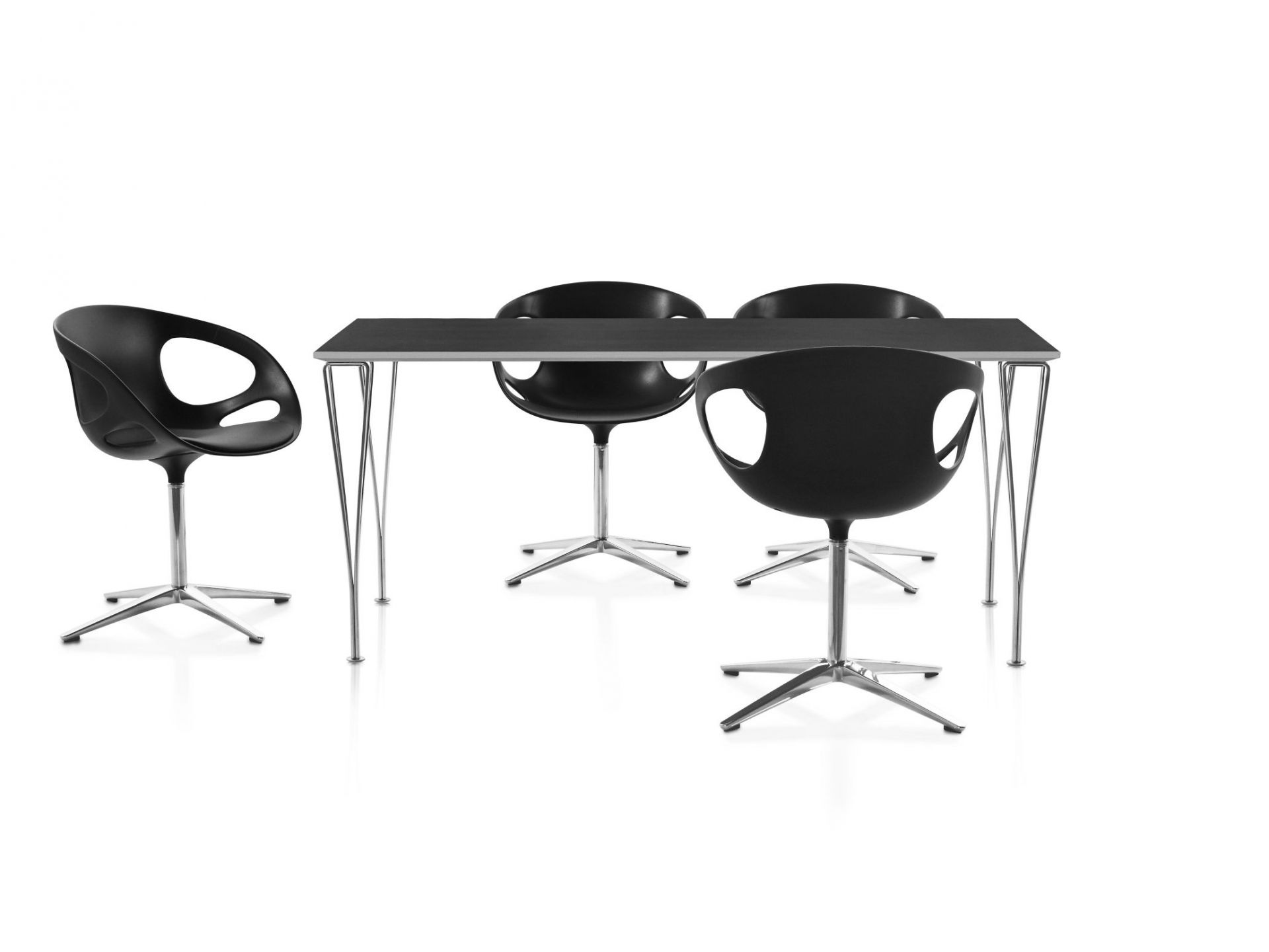 Fritz Hansen Rectangular Tisch mit vier schwarzen Stühlen und verchromten Beinen auf weißem Hintergrund.