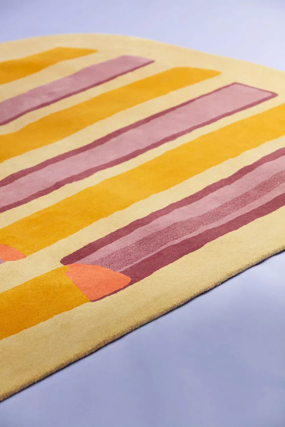 Parays Teppich: Gelb-violetter Teppich mit Streifenmuster für Wohnzimmer und Schlafzimmer, modernes Design.
