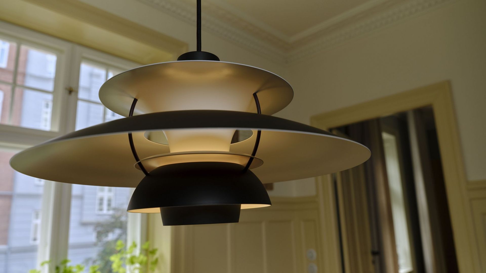 Nahaufnahme der PH 5 Mini Pendelleuchte Black Edition von Louis Poulsen, modernes Design für Wohnräume.