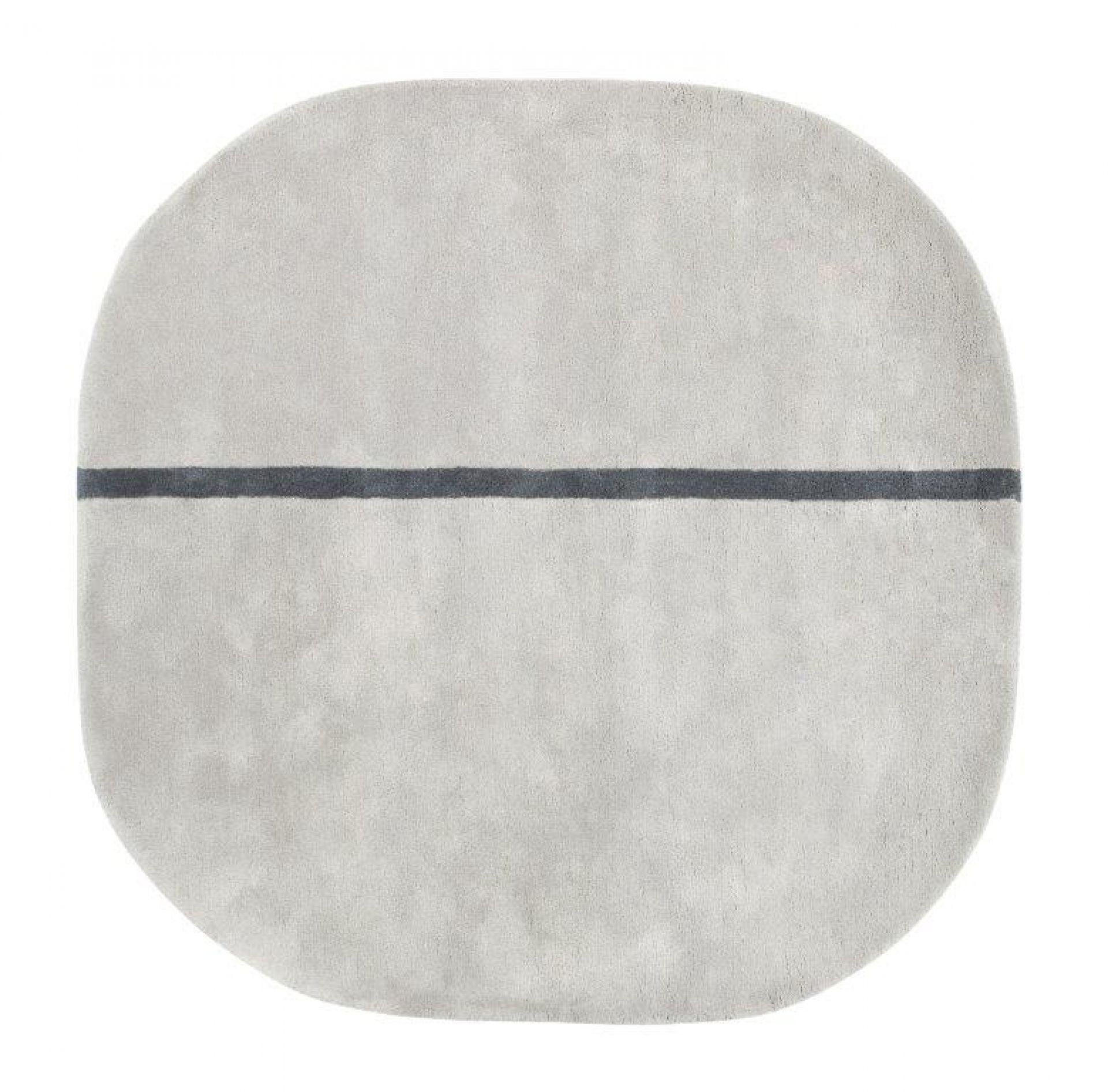 Oona Teppich von Normann Copenhagen, hellgrauer Wollteppich mit dunklem Querstreifen, modernes Design für Wohnzimmer.