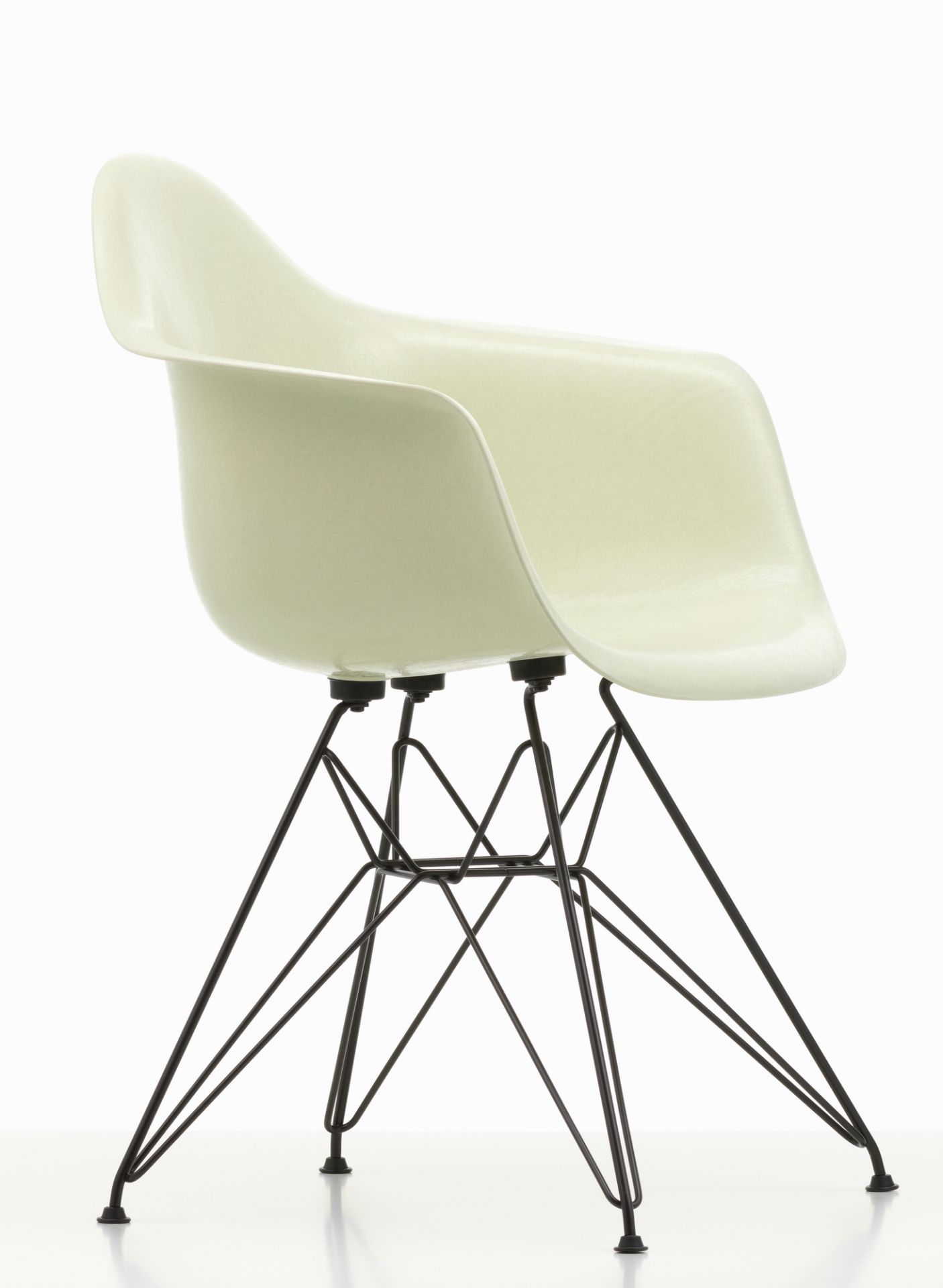 Heller Eames Armchair DAR Stuhl von Vitra mit schwarzem Eiffel-Gestell, seitliche Ansicht.
