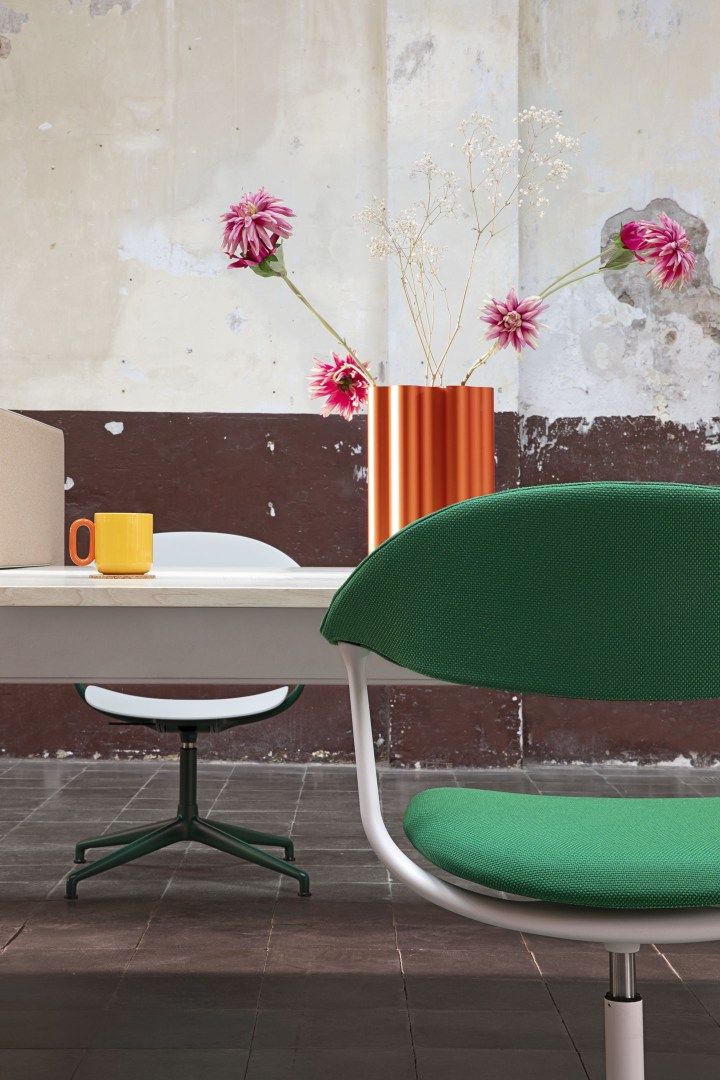 Mynt Bürostuhl von Vitra, grüne Sitzfläche, weißes Gestell, modernes Design für Büro und Homeoffice.