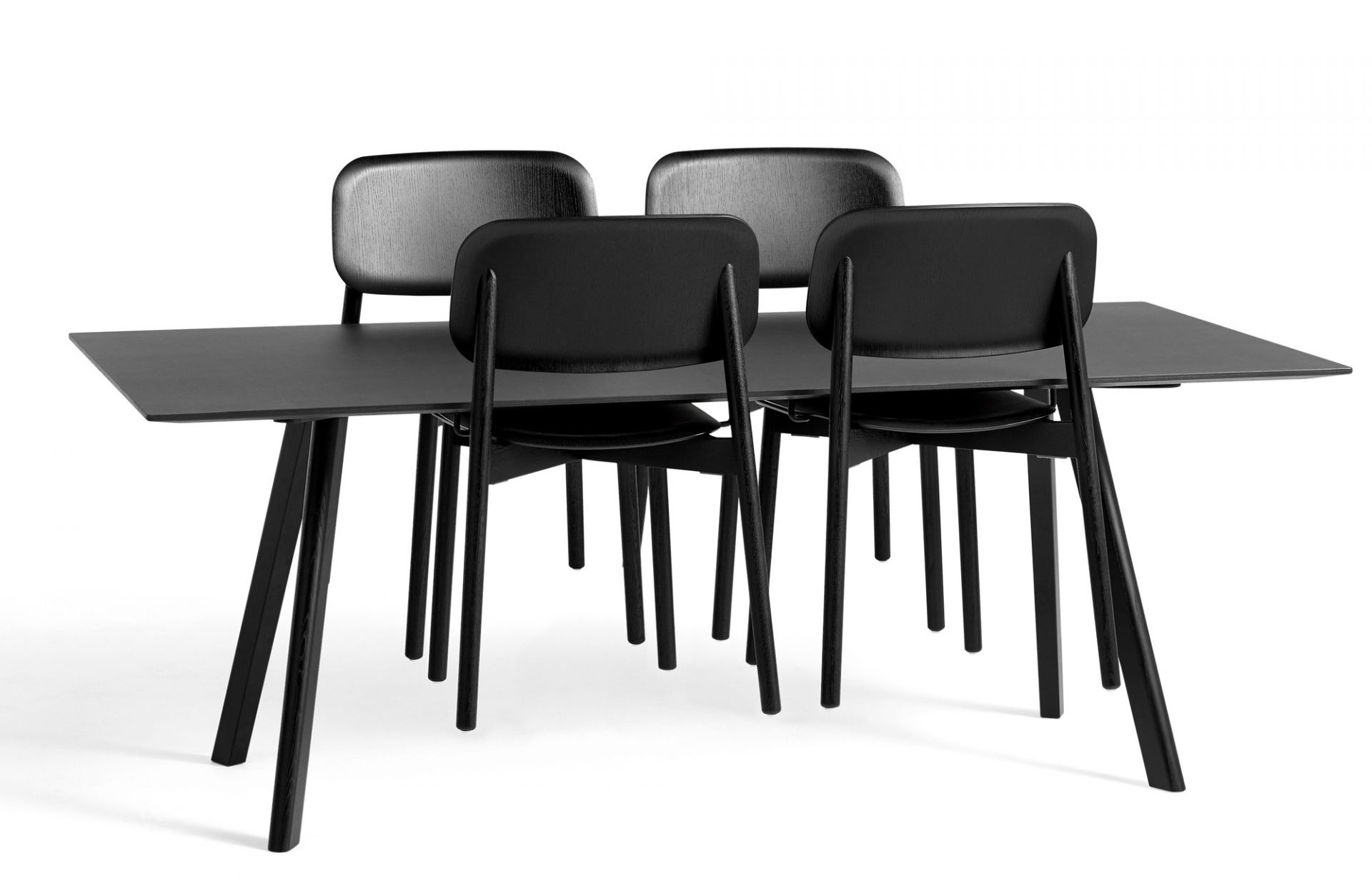 Schwarzer Soft Edge Stuhl von Hay mit passendem Esstisch aus Holz, modernes Möbeldesign für Esszimmer.