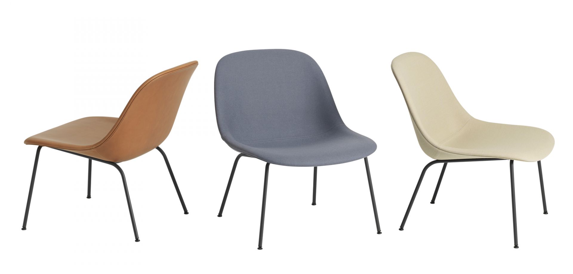 Drei Muuto Fiber Lounge Stühle mit Kufengestell in Leder braun, Stoff grau und Stoff beige.