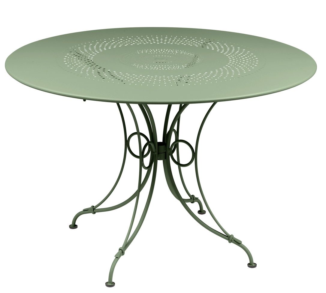 Fermob 1900 Gartentisch in Salbeigrün: Runder Outdoor-Tisch mit filigranem Lochmuster und Metallgestell für Garten und Terrasse.