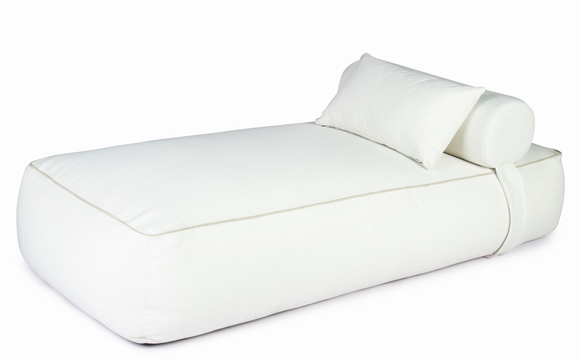 Weißes Maliha Lounge Bett von Weishäupl für den Außenbereich mit Kissen und Rolle.