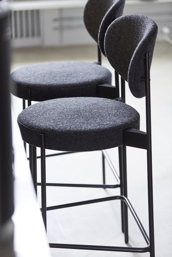 Zwei graue Verpan Barhocker Series 430 mit runden Sitzen und Rückenlehnen aus Stoff, modernes Design.
