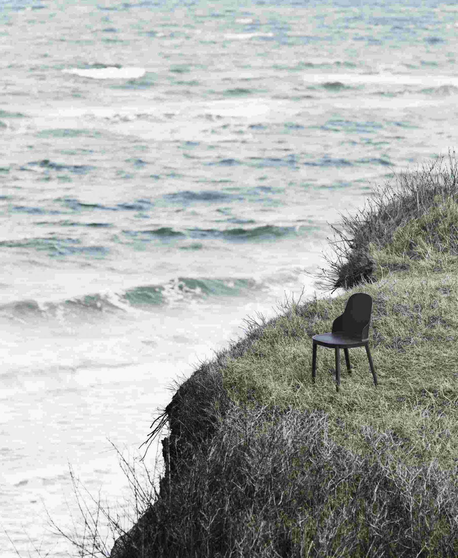 Allez Chair PP Stuhl von Normann Copenhagen auf einer Klippe mit Meer im Hintergrund.