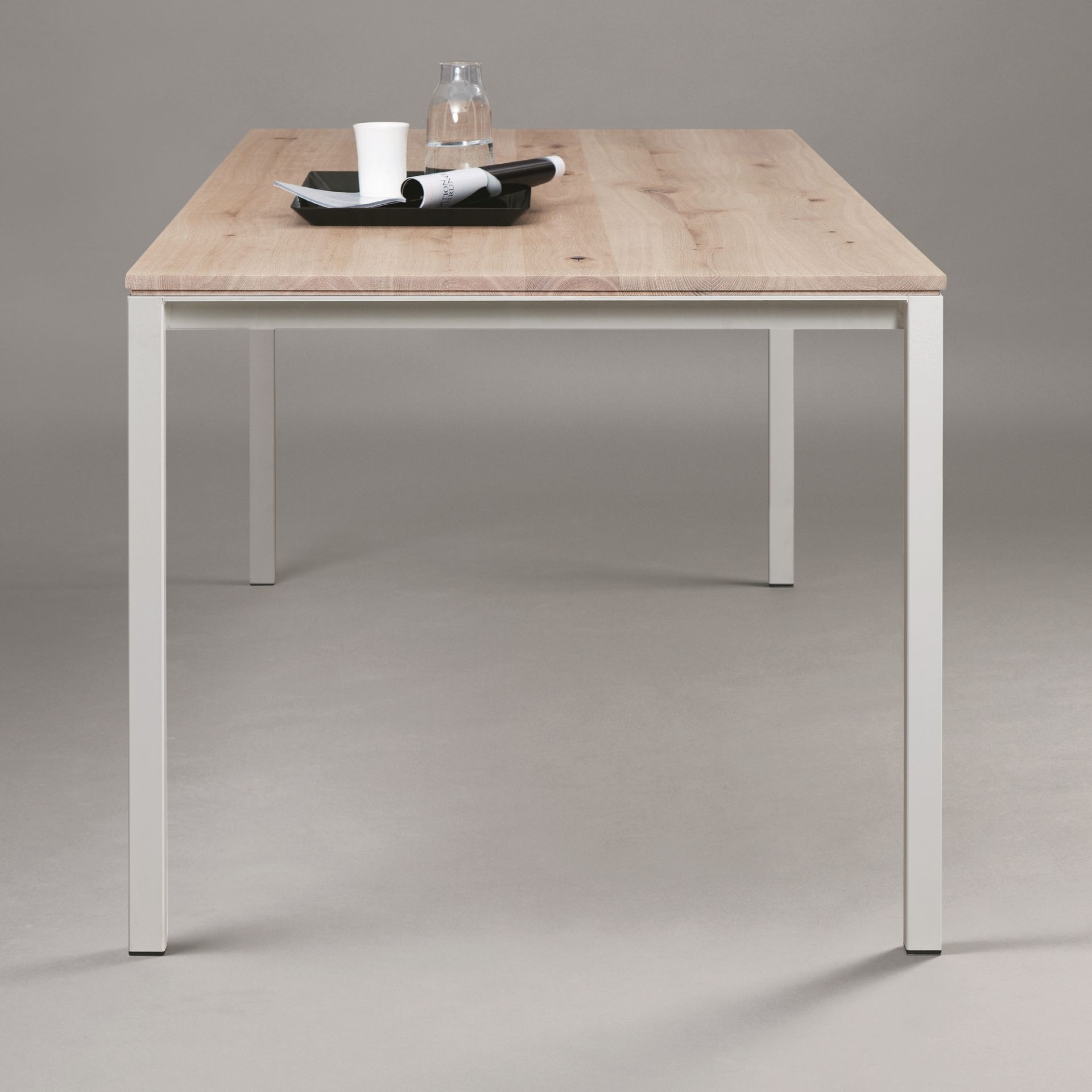 Janua S 600 Tisch mit Eichenplatte und weißem Stahlgestell, modernes Design für Esszimmer.