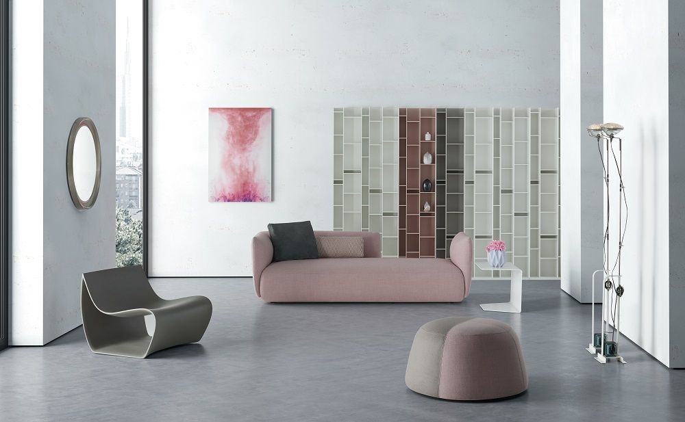 Moderner Wohnraum mit SIGN MATT Sessel, Sofa, Hocker und Regal von MDF Italia.