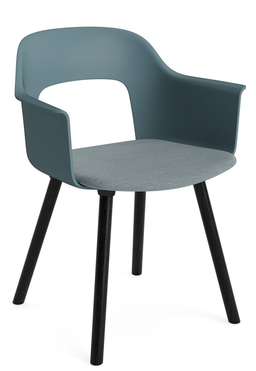 Layout Armchair 223 von Hay: Blauer Armlehnstuhl mit grauem Sitzpolster und schwarzen Holzbeinen, Frontansicht.