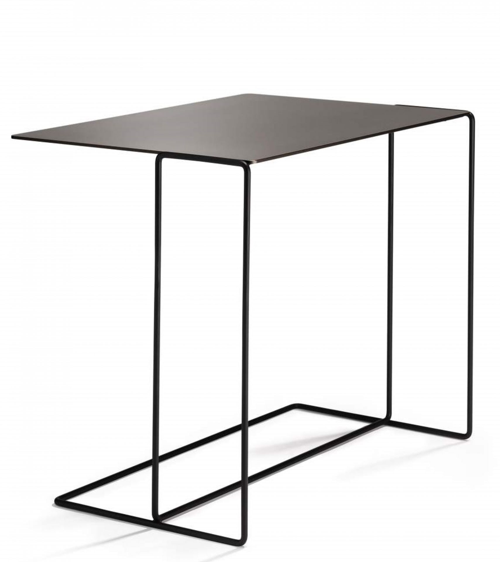 Oki Beistelltisch von Walter Knoll mit schwarzem Metallgestell und rechteckiger Tischplatte.