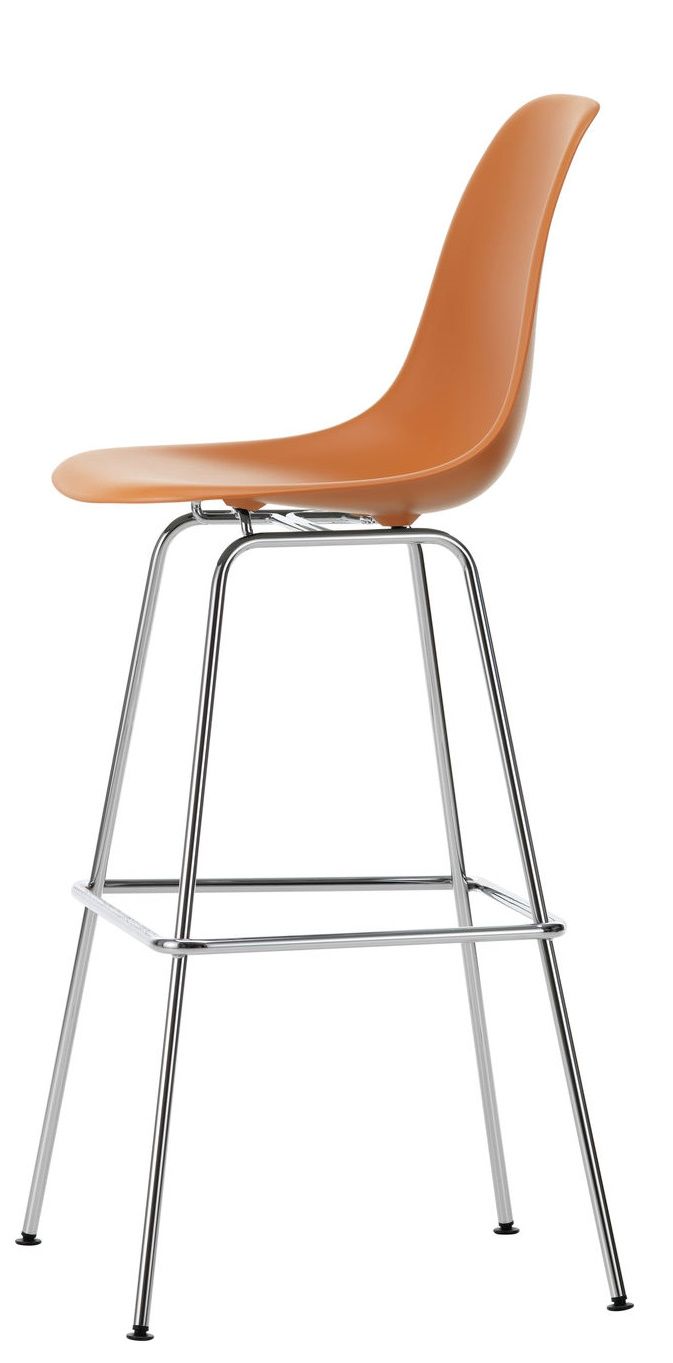 Eames Plastic Bar Stool von Vitra, hoher Barhocker mit orangefarbener Sitzschale und verchromtem Gestell.